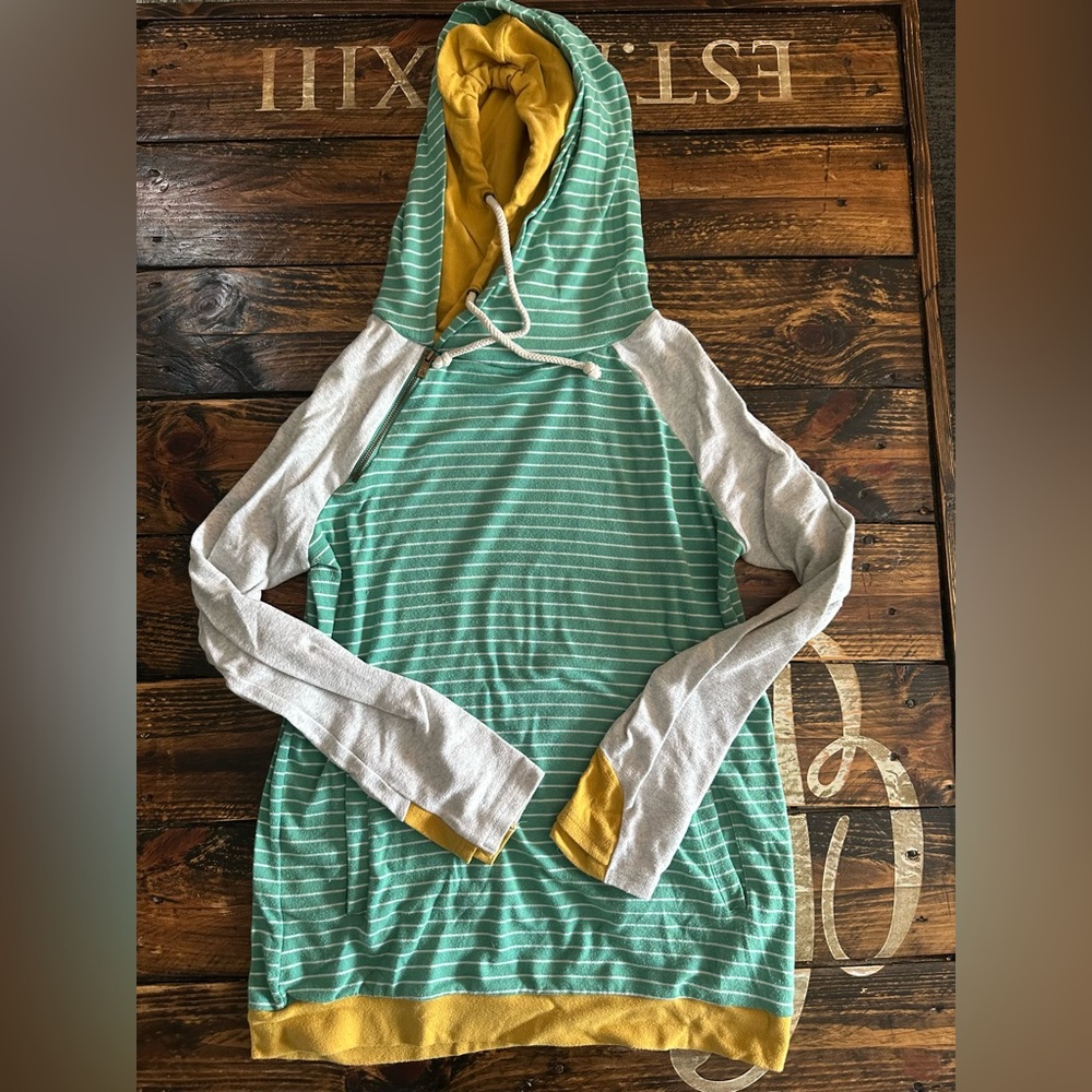 Ampersand Double Hood pullover with thumb holes!Green,mustard,gray,white. Size M